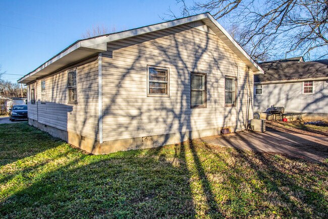 Building Photo - Murfreesboro 4 Bedroom/2 Bath HOUSE near MTSU