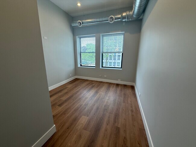 Foto del edificio - 1219 W Devon Ave