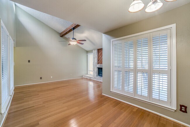 Foto del edificio - 2 Bedroom/2 Bath Woodmont Townhomes
