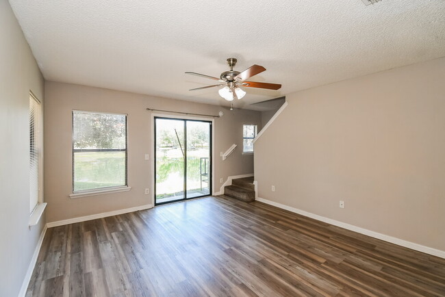 Foto del edificio - 7753 Highchair Ln
