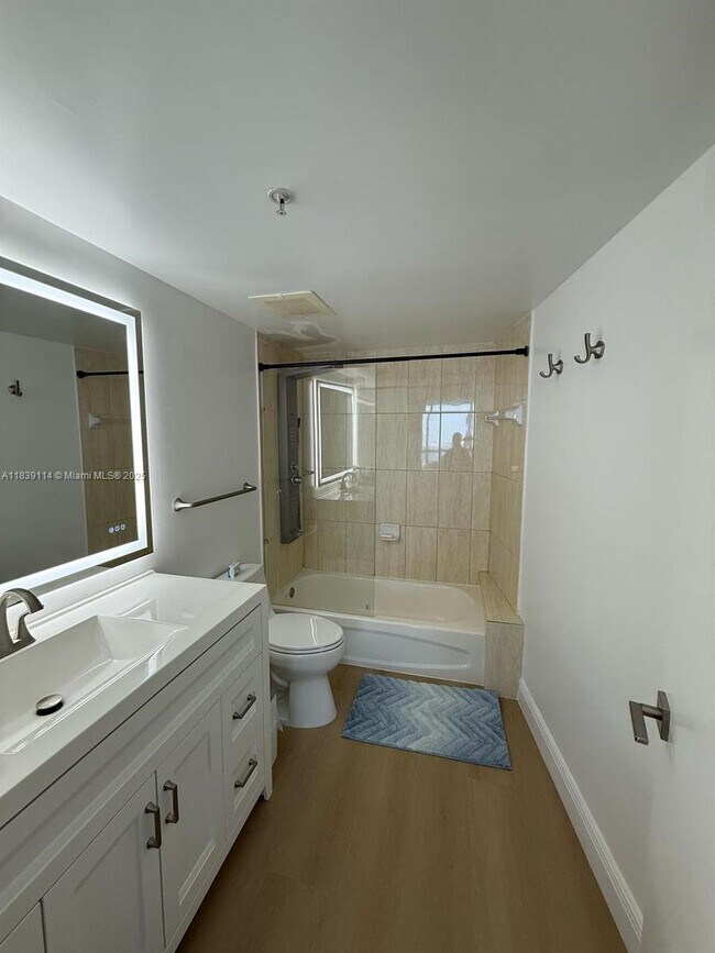 Foto del edificio - 1750 N Bayshore Dr