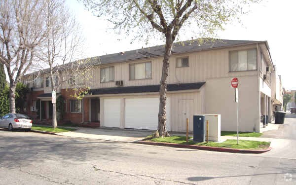 Foto del edificio - 9428-9430 Charleville Blvd