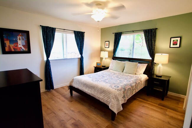 Foto del edificio - FULLY FURNISHED upstairs of duplex with AM...