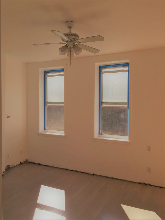 Foto del edificio - 6043 Madison St