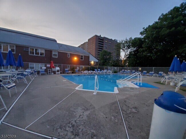 Foto del edificio - 245 Passaic Ave