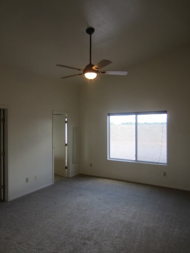 Foto del edificio - Attractive & Spacious 3 Bedroom with Den o...