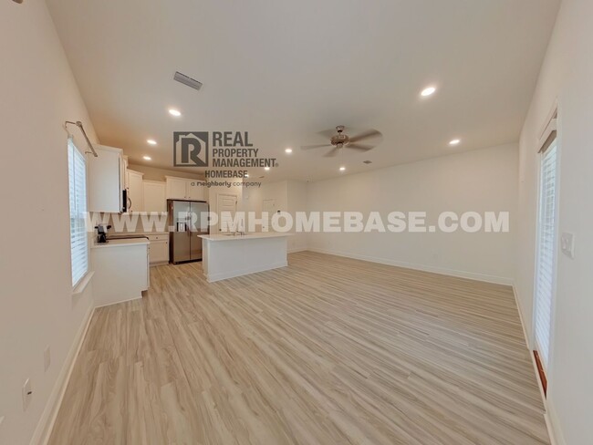 Building Photo - MOVE-IN SPECIAL: $500 off first month's re...