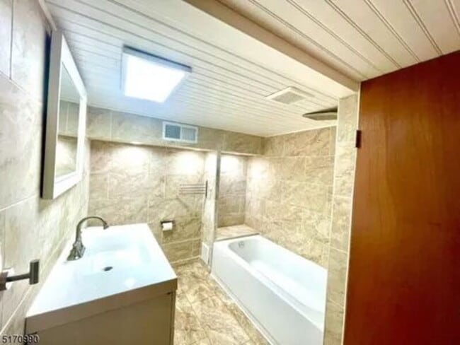 Foto del edificio - 487 Walker Ave