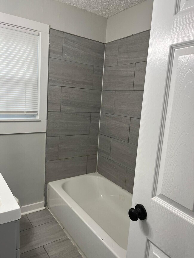 Foto del edificio - 6105 Blackhawk Trail SE