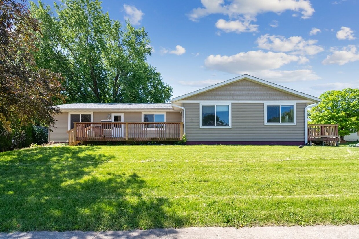 Primary Photo - 125 - 127 West Gate - Cedar Falls (Duplex)