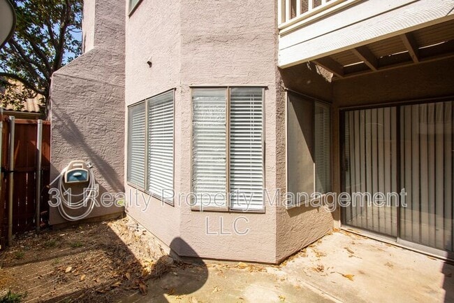 Building Photo - 4242 N Capistrano Dr