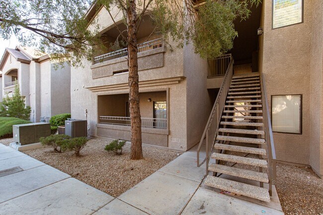 Foto del edificio - 1st floor unit in well maintained gated NW community with pool and spa