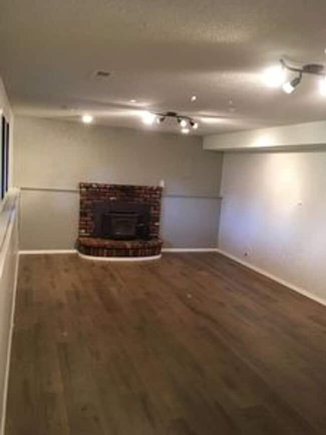 Building Photo - Spacious 5bd 2.5ba on the South Hill!