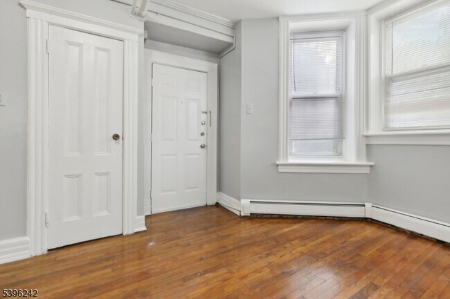 Building Photo - 162 Fairview Ave