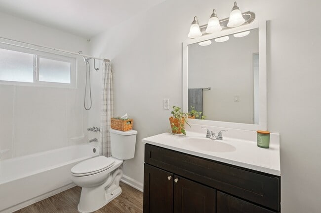 bathtub - Imperial Palms Apartments