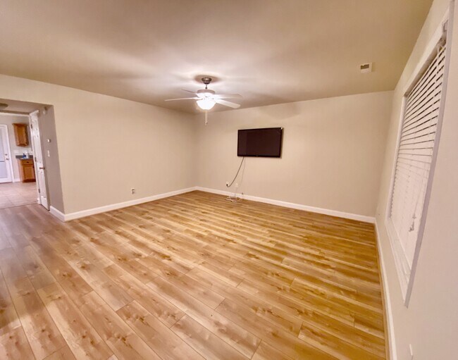 Foto del edificio - 3600 Old Forest Rd