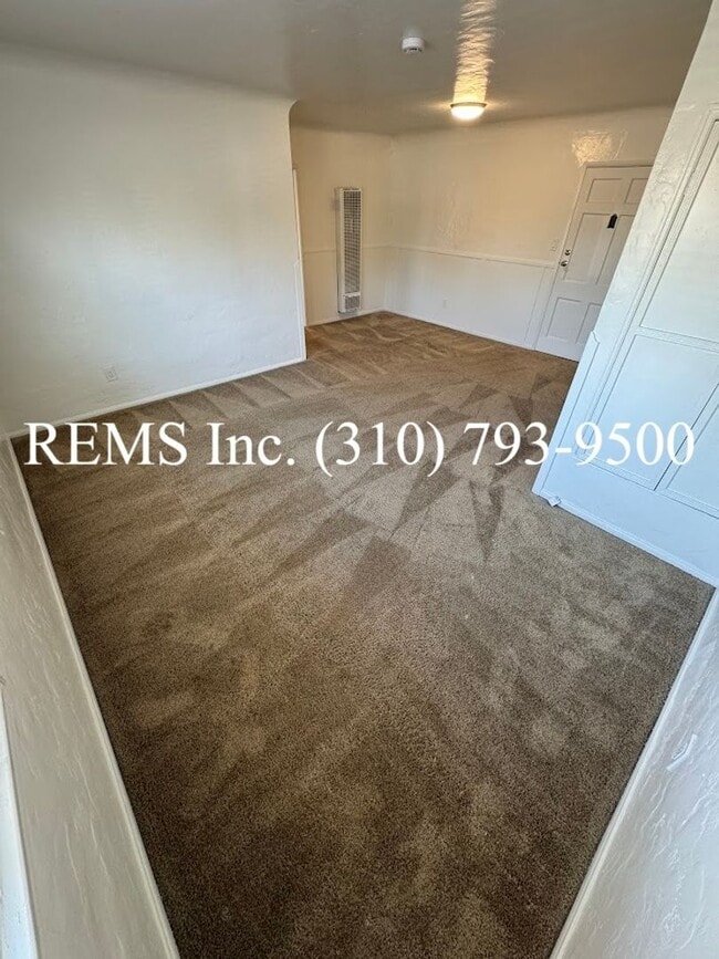 Foto del edificio - Refurbished Upstairs Apartment w/ Parking