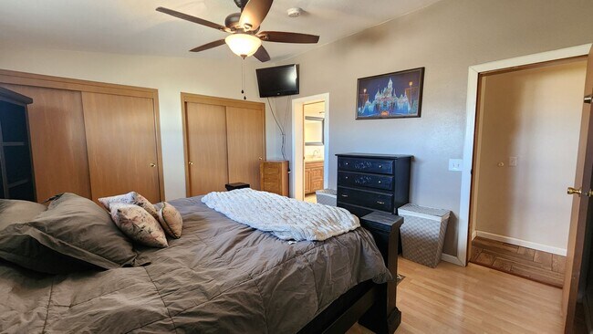Building Photo - 6 Bedroom Ranch Style Home with Finished B...