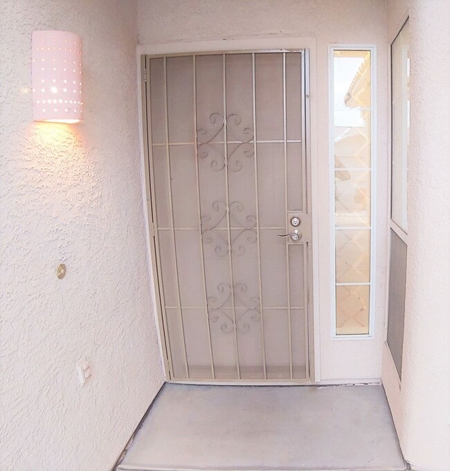 Building Photo - Beautiful 4 Bed/2 Bath in Rita Ranch - Com...