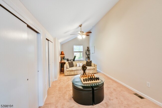 Foto del edificio - 28 Kensington Dr