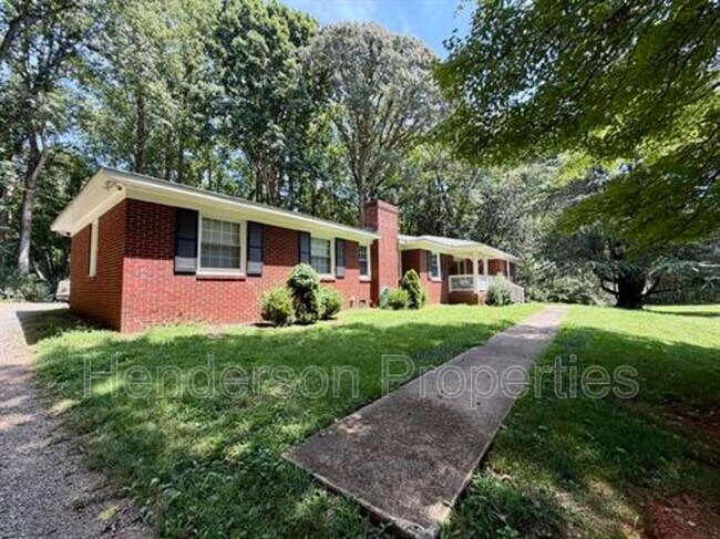 Foto del edificio - 6801 Woodland Cres