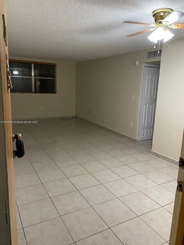 Foto principal - 666 W 81st St