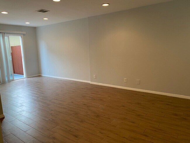 Foto del edificio - **Coming Soon ** Spacious 4-Bedroom Townho...