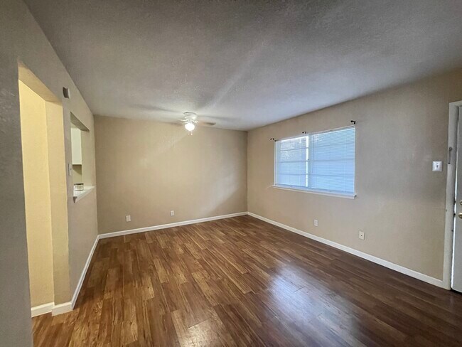 Foto del edificio - 327 E Locust St