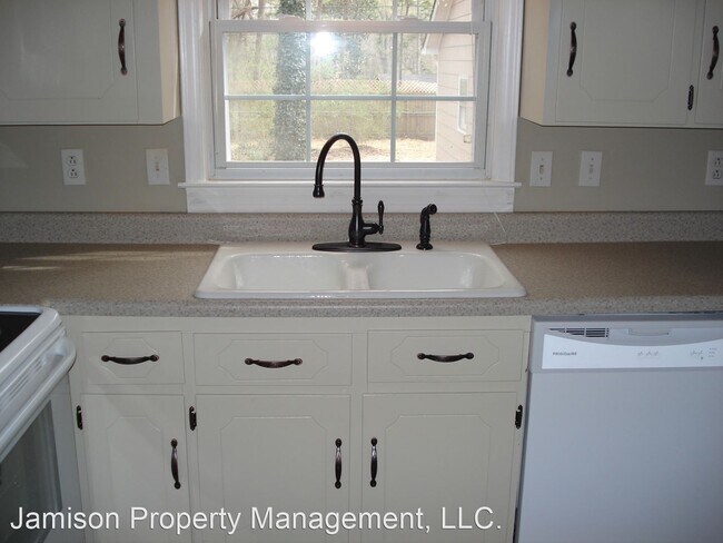 Building Photo - 4 br, 2.5 bath House - 1201 Mclaughlin Drive