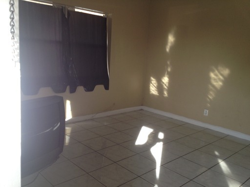 Building Photo - Large 3-2 apartment with central air and h...