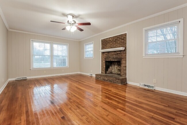 Building Photo - Charming 4 Bedroom in High Point
