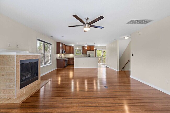 Foto del edificio - Tri Level townhome