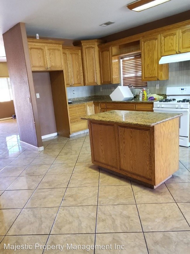 Building Photo - 3 br, 2 bath House - 2128 S. San Joaquin St.