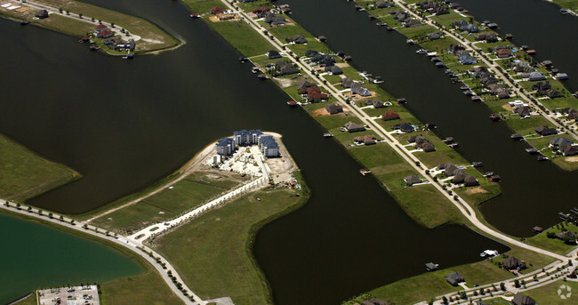 Foto aérea - Lakeshore Cove Condos