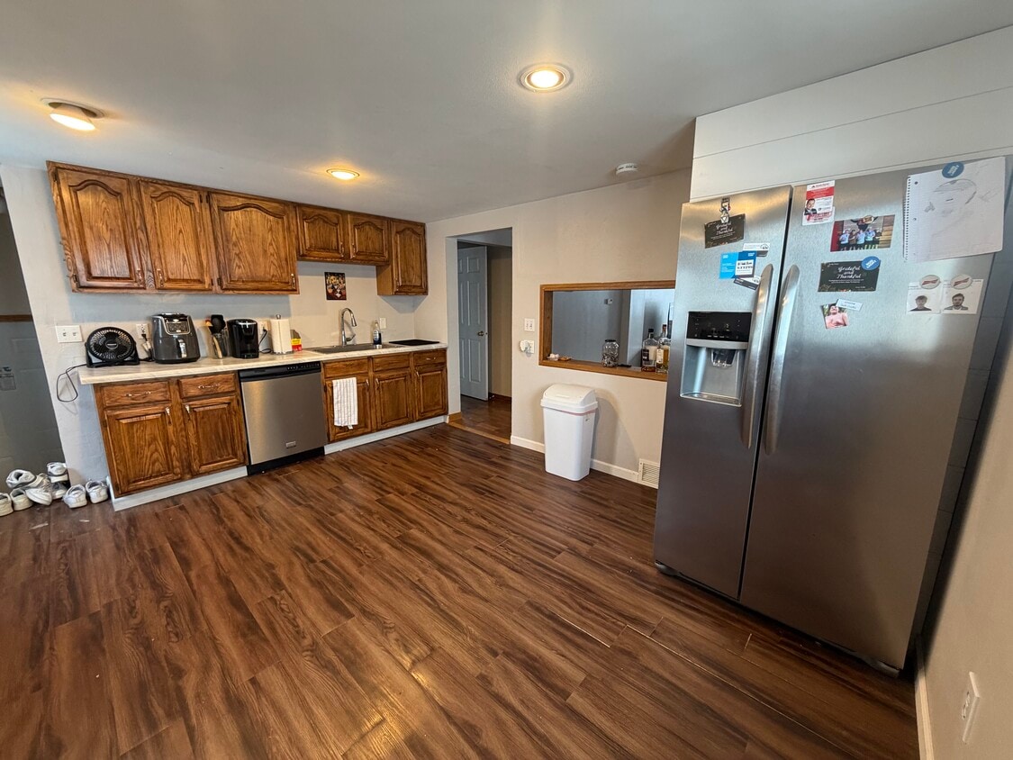 Kitchen - 917 11th Ave N