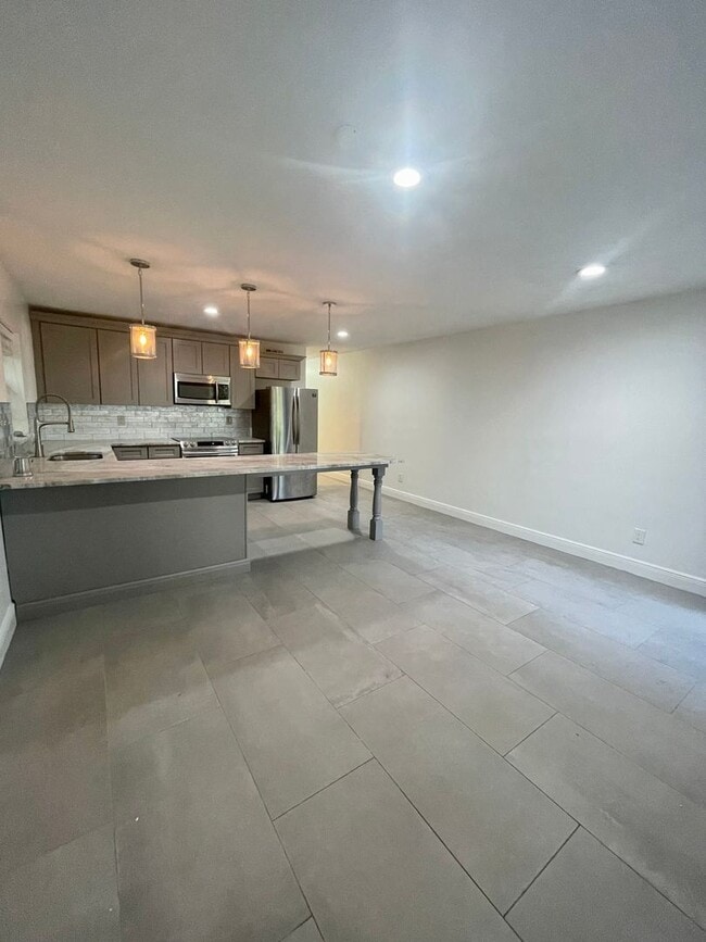 Building Photo - 1001 E Pine St