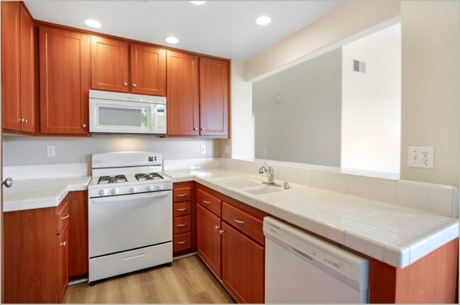 Building Photo - Tustin 2 Bedroom plus a Loft