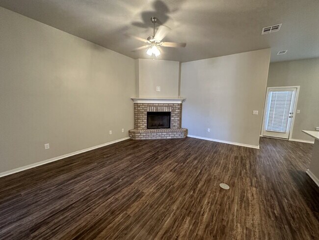 Building Photo - 3 Bed 2 Bath in Upland Crossing!