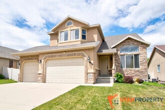 Building Photo - 4638 Seminole Cir
