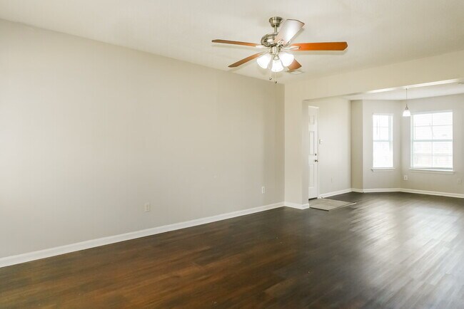Foto del edificio - 4551 Blue River Dr