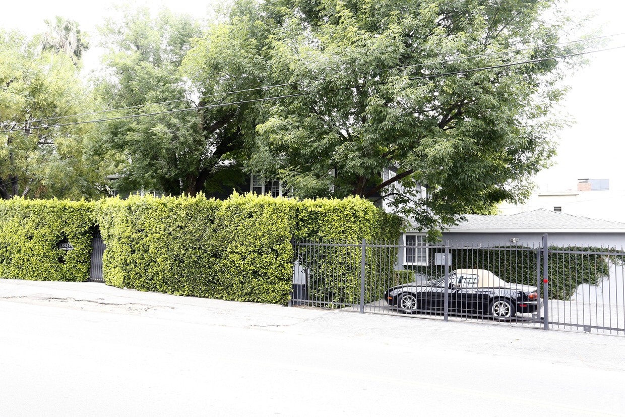 Primary Photo - 13573 Moorpark St