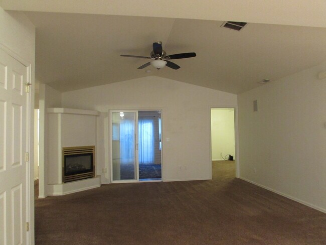 Foto del edificio - 651 Hudson Bay Ct