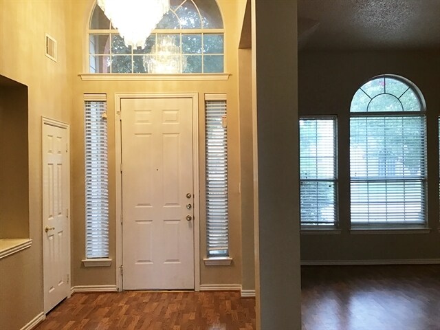 Foto del edificio - 2306 Valley Creek Drive