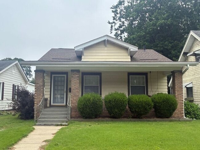 Building Photo - Charming North Side 2 Bedroom Home Near ISU Memorial Stadium!