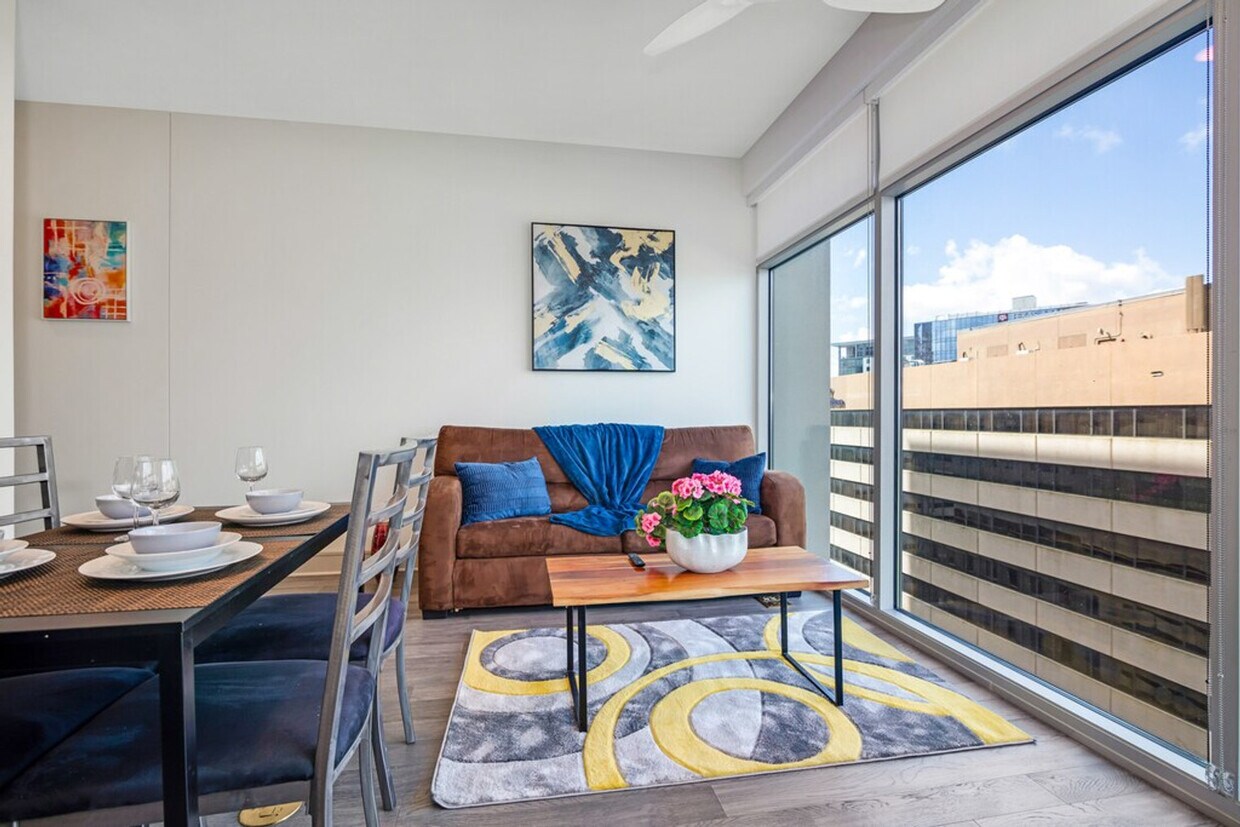 Foto principal - 7865 Travis St