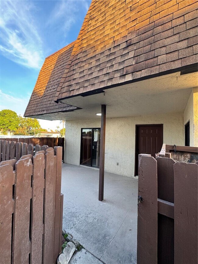 Foto del edificio - 129 San Remo Blvd