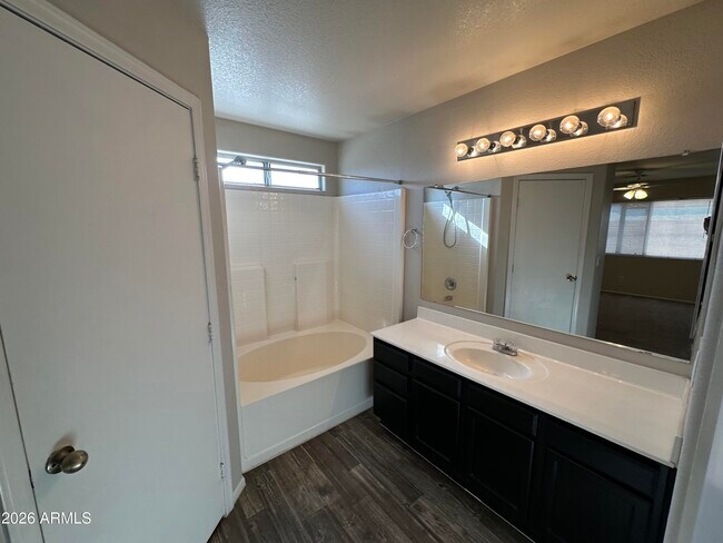 Foto del edificio - 3057 W Cat Balue Dr