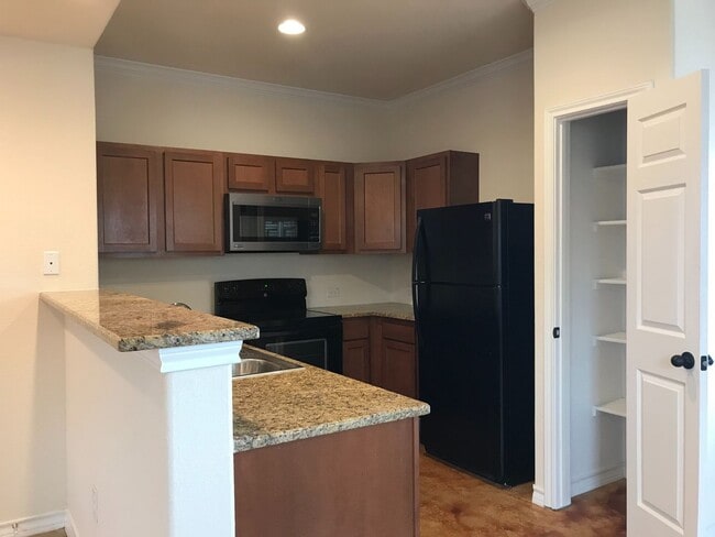 Building Photo - Town home for rent