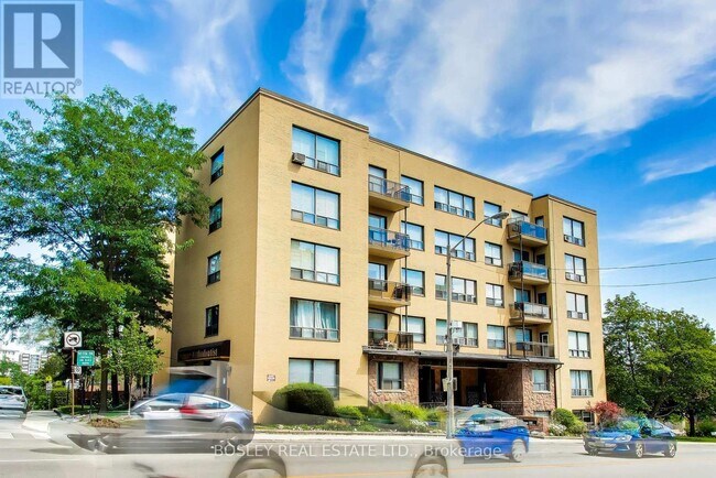 Photo du bâtiment - 740 Eglinton Ave W