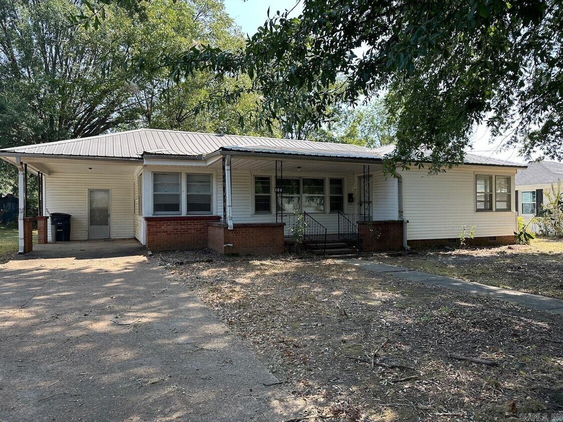 Primary Photo - 104 N Olive St